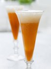 Primo piano vista di rabarbaro e arancione Bellini in bicchieri — Foto stock