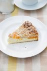 Fetta di cheesecake con prugne — Foto stock