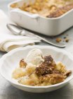 Torta di flapjack di mele con gelato alla vaniglia — Foto stock