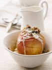 Запеченное яблоко с заварным кремом в миске — стоковое фото