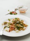 Крупный план крабового салата с папайей и зеленью — стоковое фото