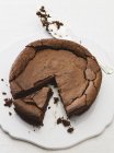 Gâteau au chocolat sur plat — Photo de stock
