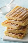 Pila di waffle appena sfornati — Foto stock