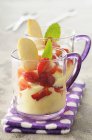 Vue rapprochée de Verrine avec crème vanille et fraises — Photo de stock