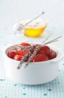 Gebackene Erdbeeren mit Honig und Lavendel — Stockfoto