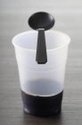 Крупним планом пластикова чашка з ложкою та залишками кави — стокове фото