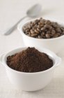 Kaffee, ganze Bohnen und gemahlen, in kleinen Schälchen — Stockfoto