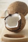 Свежие целые и разбитые кокосы — стоковое фото