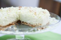 Крупним планом вид на розрізаний білий шоколадний пиріг — стокове фото