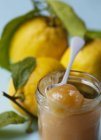 Крупним планом вид лимонного сиру в скляній банці з ложкою — стокове фото