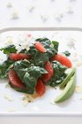 Vista da vicino dell'insalata di spinaci con pompelmo, avocado e mandorle affettate — Foto stock