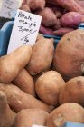 Haufen Süßkartoffeln — Stockfoto