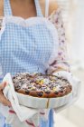 Femme servant gâteau cerise — Photo de stock