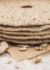 Стопка круглого ржаного хлеба — стоковое фото