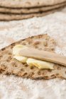 Pane croccante di segale con burro — Foto stock