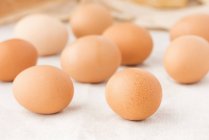 Свіжі коричневих яйцях — стокове фото