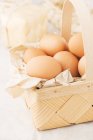 Uova in cesto di cippato — Foto stock