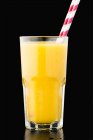 Vaso de zumo de naranja - foto de stock
