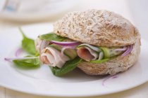 Sandwich gefüllt mit Spinat — Stockfoto