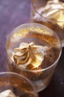 Mousse de chocolate con merengue - foto de stock