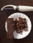Se están creando rizos de chocolate - foto de stock