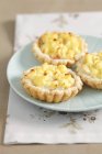Puff pastry tartlets with camembert — Stock Photo