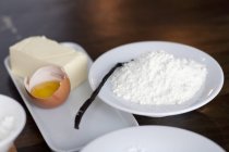 Крупный план ванильной стручки с мукой, яичным желтком и маслом — стоковое фото