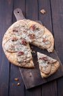 Pizza rebanada con queso azul - foto de stock