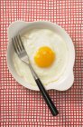 Жареное яйцо с вилкой — стоковое фото
