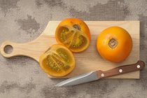 Frische ganze und halbierte Naranjilla-Früchte — Stockfoto