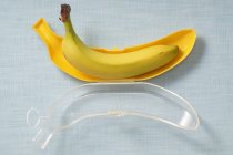 Banana em estojo de proteção — Fotografia de Stock
