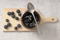 Blueberry jam and fresh blueberries — Stock Photo