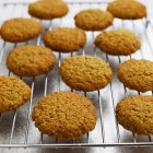 Kekse auf Kühlregal — Stockfoto
