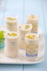 Zabaglione avec yaourt sur plateau — Photo de stock