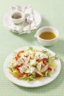 Салат с грушами на тарелке — стоковое фото