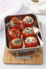 Фаршированные помидоры со шпинатом — стоковое фото