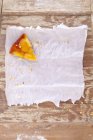 Pastel de pera en papel a prueba de grasa - foto de stock