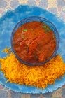 Pezzi di pollo con riso al curry — Foto stock