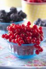Redcurrants with blackberries and blueberries — Stock Photo
