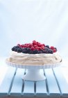 Berry pavlova en soporte de pastel - foto de stock