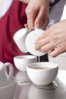 Person gießt Tee ein — Stockfoto
