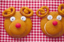 Два декоративных печенья — стоковое фото