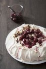 Pavlova con ciliegie e cioccolato — Foto stock