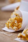 Palomitas de maíz caramelizadas en papel - foto de stock