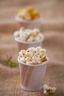 Karamellisiertes Popcorn in Tassen — Stockfoto