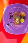 Steak auf violettem Teller — Stockfoto