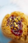 Фисташковое печенье с клубничным джемом — стоковое фото