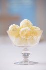 Крупним планом вид солодких кардамонових і білих шоколадних кульок — стокове фото