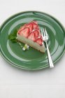 Quarkkuchen mit frischen Erdbeeren — Stockfoto