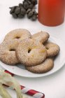 Помаранчеве печиво на тарілці — стокове фото